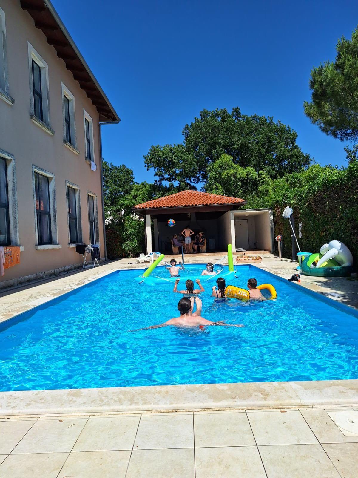 Sommerfun-Vibes: ab in den Pool! 🌊